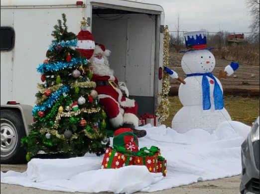 imgi 25 santa s parade of lights oshawa gallery1